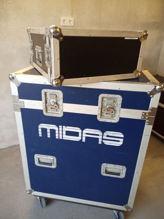 Midas PRO1 in case + 2x Midas DL153 Stagebox 16 In - Image3