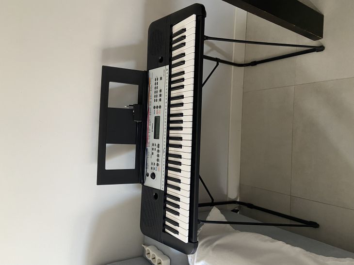 piano yamaha con soporte - Imagen por defecto
