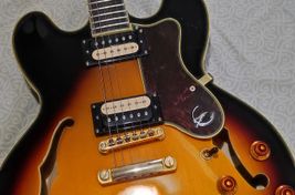 EPIPHONE SHERATON II MODIFICADA + ESTUCHE ORIGINAL - Imagen