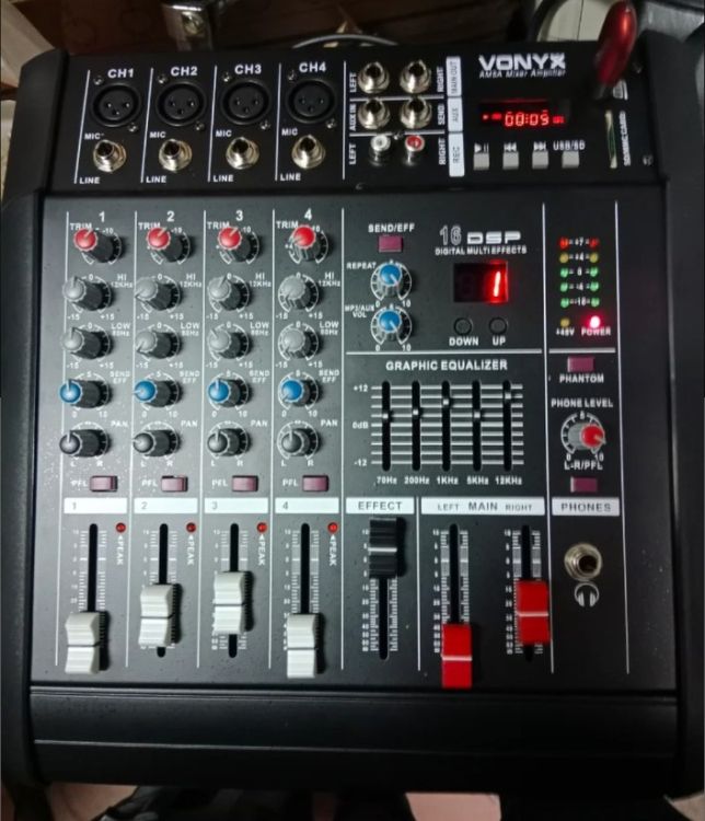 Mesa de mezclas amplificada - Imagen5