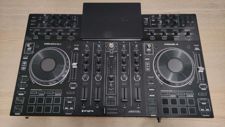 Denon DJ Prime 4 con decksaver - Imagen por defecto