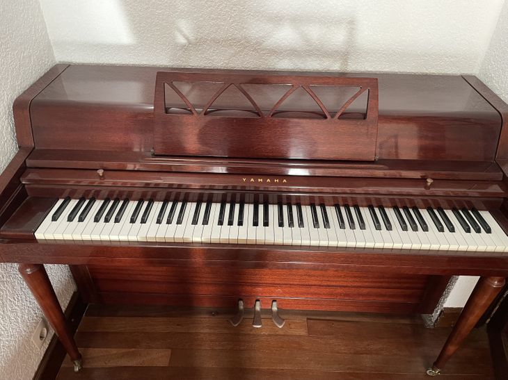 Piano Yamaha - Imagen por defecto