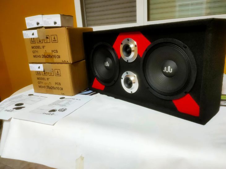 Hola Vendo altavoces y subwoofers - Imagen por defecto