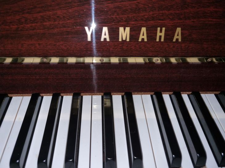 PIANO VERTICAL YAMAHA LU 201 - Imagen3