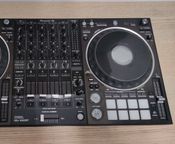 Pioneer DJ DDJ-1000 SRT mit Pioneer DJ-Gehäuse
 - Bild