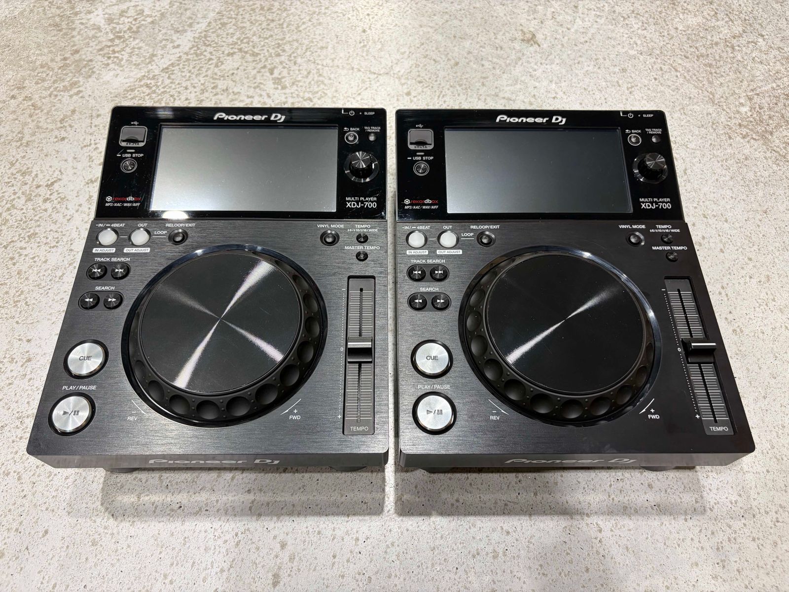 2x Pioneer XDJ 700