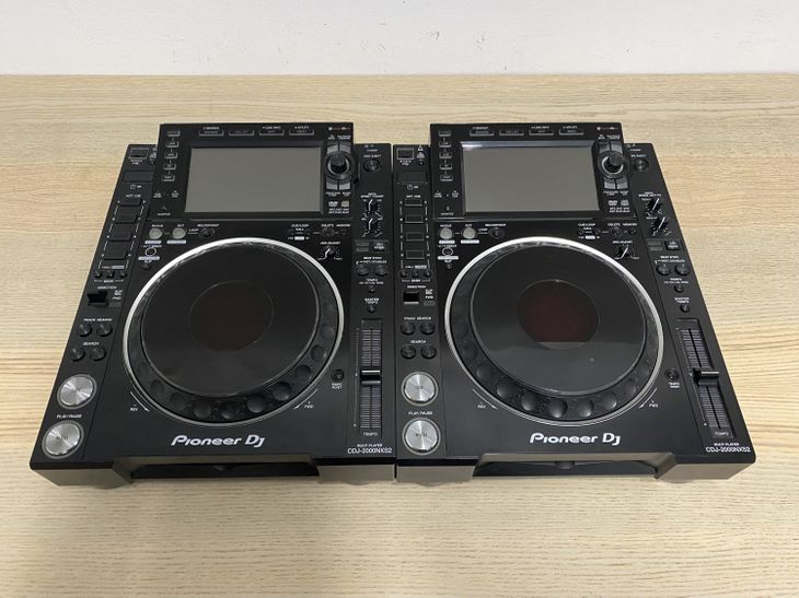 2x Pioneer DJ CDJ-2000 Nexus 2 con flightcases - Imagen por defecto