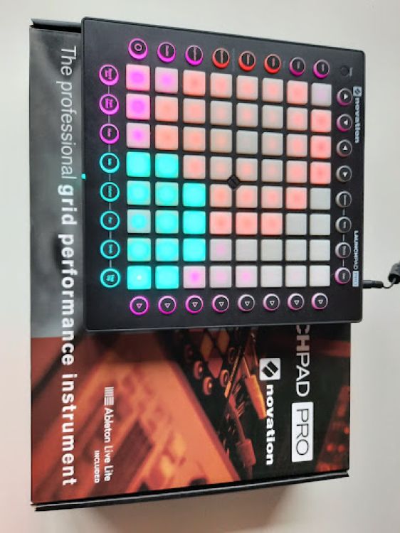 Novation Launchpad PRO MK2 midi controller - Imagen por defecto