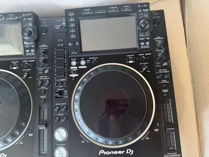 a pair of cdj 2000 nxs2 - Imagen3