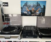 DJM 750 mk1 + Two turntables in perfect condition
 - Image