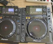 ein Paar CDJ 2000
 - Bild