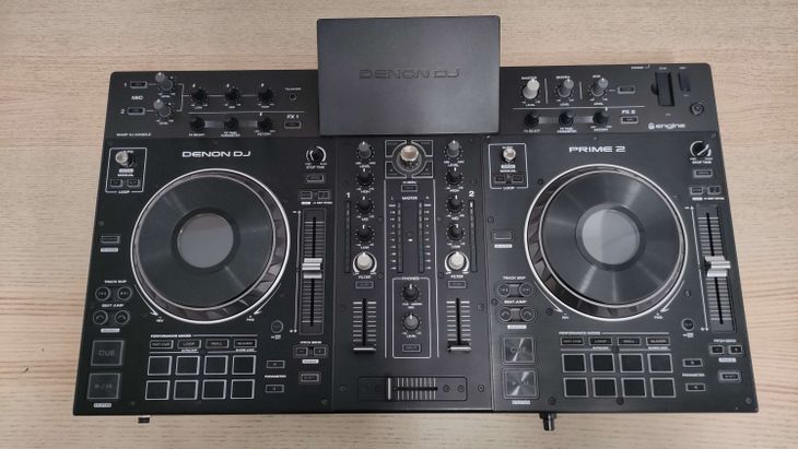 Denon DJ Prime 2 con flightcase y decksaver - Imagen por defecto