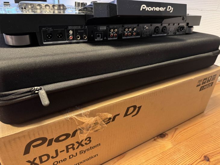 Pioneer DJ XDJ-RX3 con maleta UDG - Imagen5