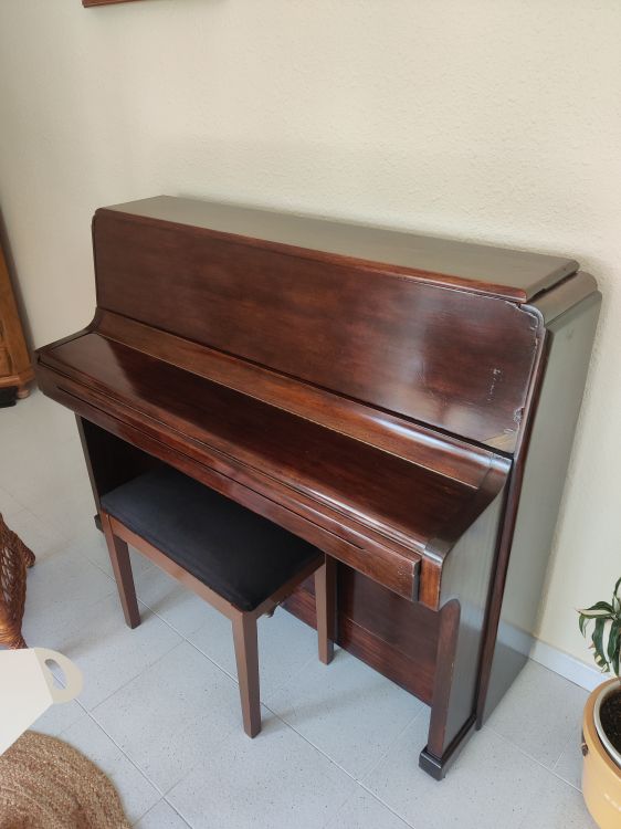 Piano en buen estado interiormente. Falta afinar - Imagen por defecto