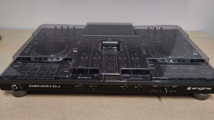 Denon DJ Prime 4 con decksaver - Bild6