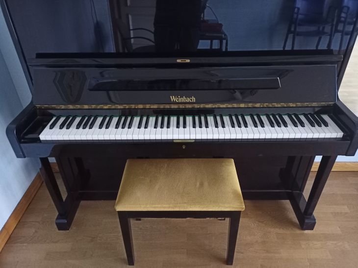 Piano comprado nuevo en el 2000. - Imagen por defecto