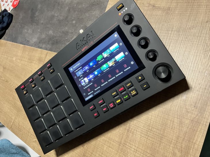 MPC LIVE AVEC DECK ET SD 256go AVEC EXPANSIONS - Imagen por defecto