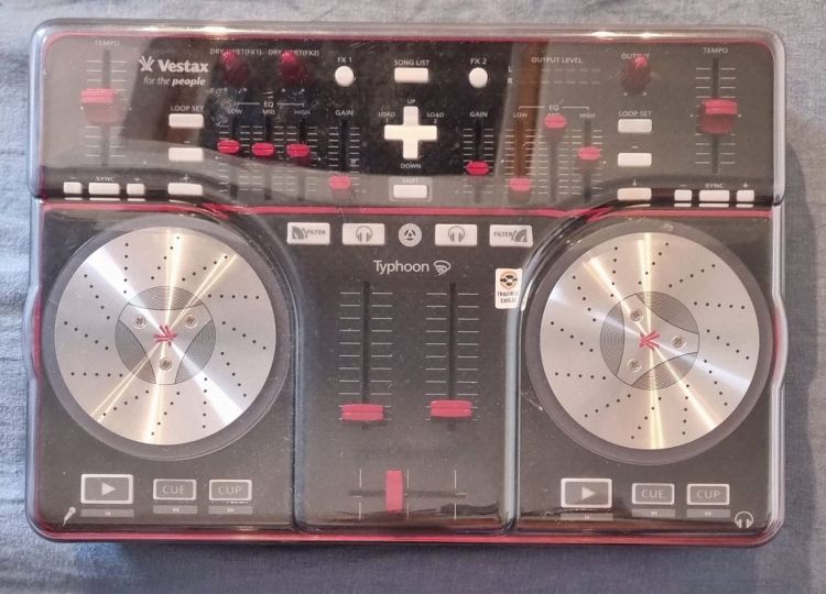 【送料無料】初心者向け Vestax Typhoon DJセット 動作確認済み Vestax Typhoon DJ USB MIDI Controller | zZounds