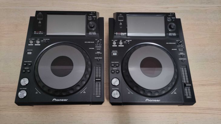 2x Pioneer DJ XDJ-1000 con fundas - Imagen por defecto