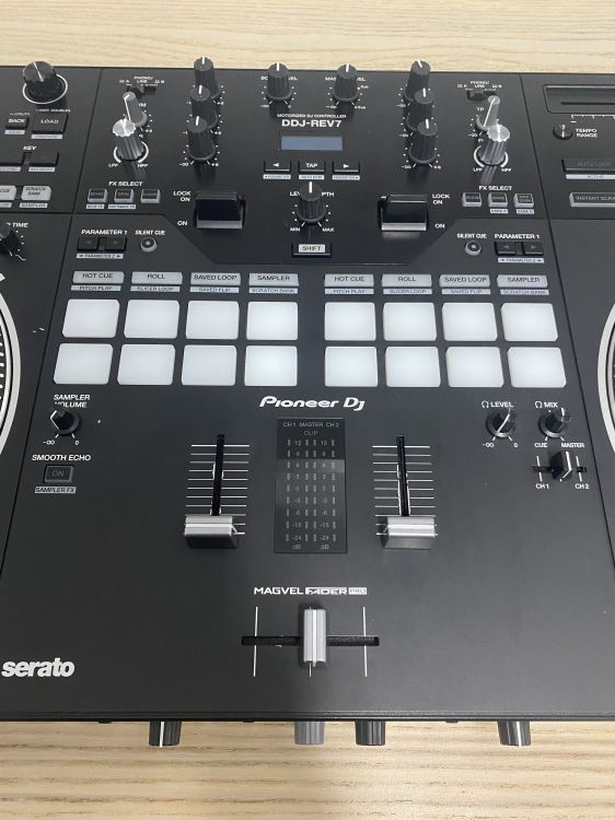 Pioneer DJ DDJ-REV7 con flightcase - Immagine3