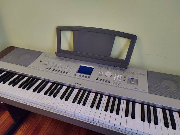 Piano digital YAMAHA DGX-640 - Imagen5