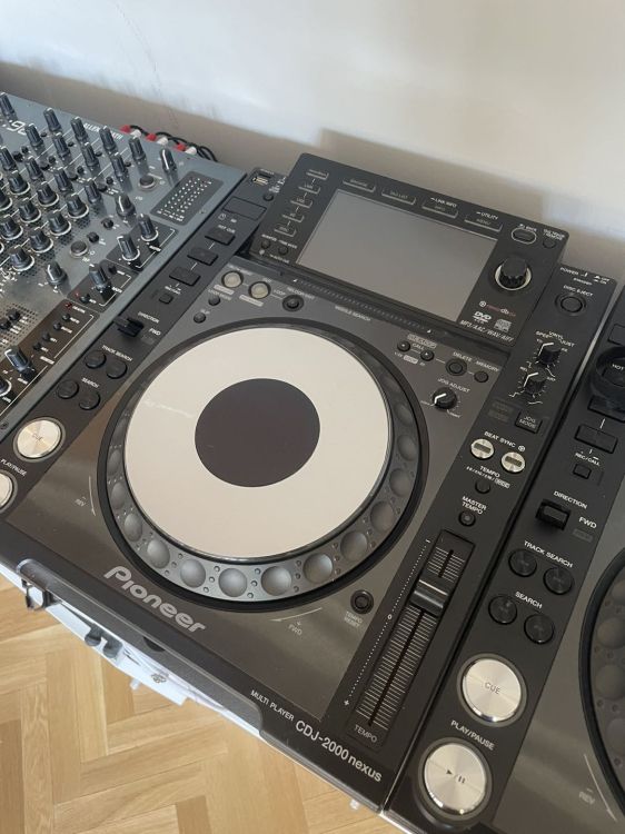 a pair of pioneer cdj 2000 nexus - Imagen por defecto