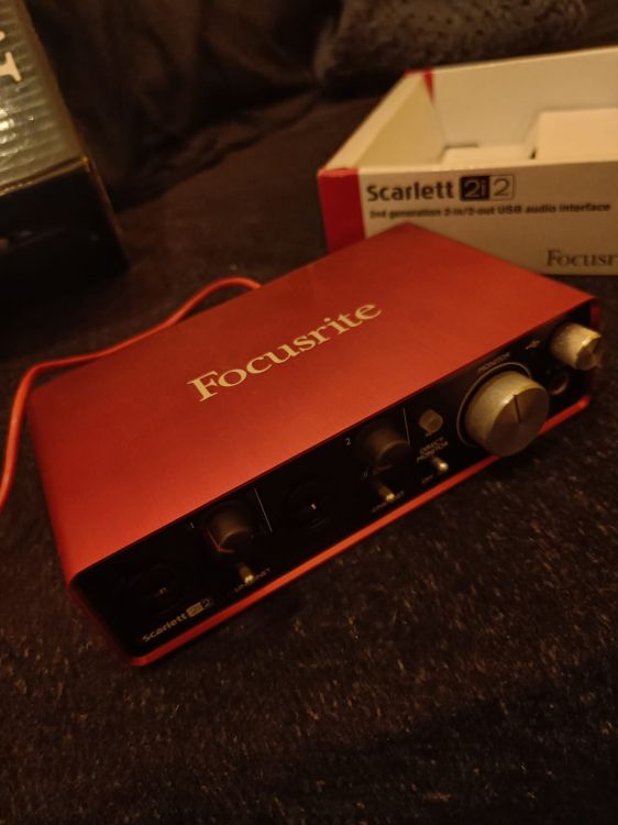 3rd Gen - Focusrite 2i2 casi nueva - Imagen por defecto