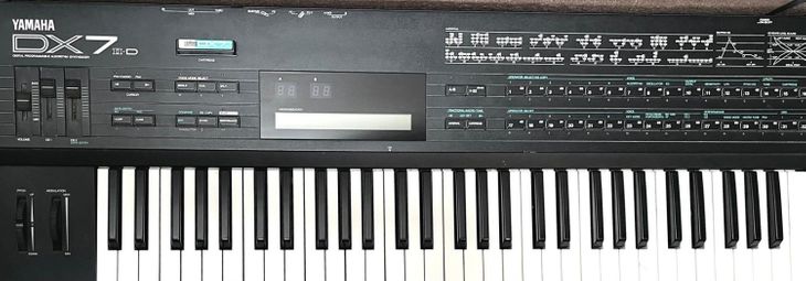 YAMAHA DX7 II D + Yamaha PSR E323 (GRATIS) - Imagen por defecto