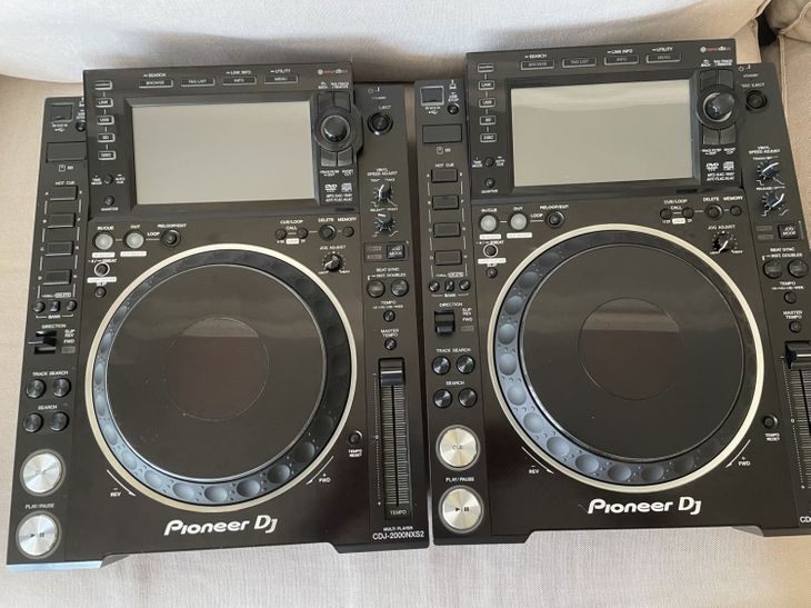 a pair of pioneer cdj 2000 nxs2 - Imagen por defecto