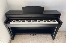 Piano digital Yamaha CLP-735B - Imagen