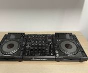 2x Pioneer CDJ-2000NXS und 1x DJM-900NXS
 - Bild