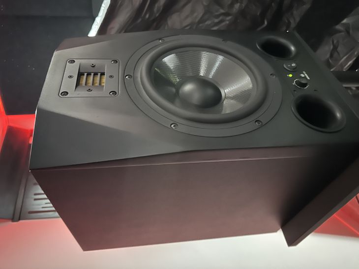 ADAM Audio A8X - Imagen4