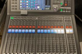 Consola de mezclas digital Yamaha QL1, estuche inc - Imagen