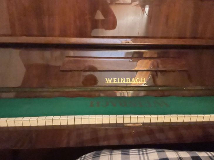 Weinbach piano vertical en Madrid - Imagen por defecto