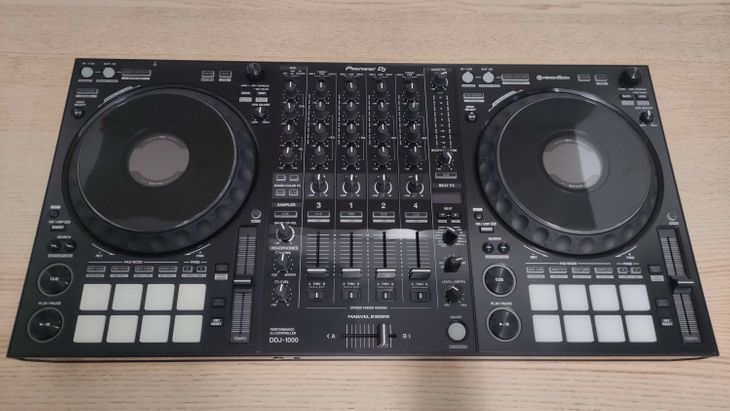 Pioneer DJ DDJ-1000 con Decksaver - Imagen por defecto