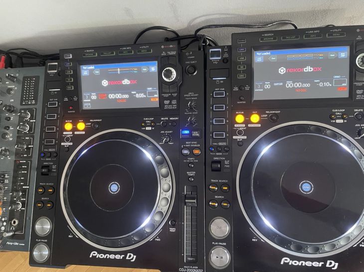 a pair of pioneer cdj 2000 nxs2 - Imagen por defecto