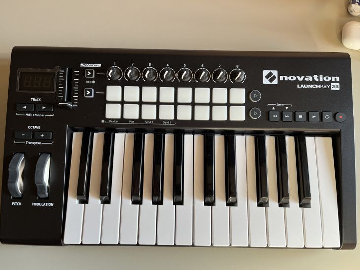 Novation LaunchKey 25 mkII - Imagen3