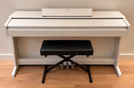 Piano digitale Yamaha Arius YDP-145WH bianco – prác - Immagine