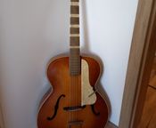 Höfner 455 Gitarre, eine der ersten, Baujahr 1951
 - Bild