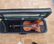 4/4 student violin & bow excellent condition
 - Image