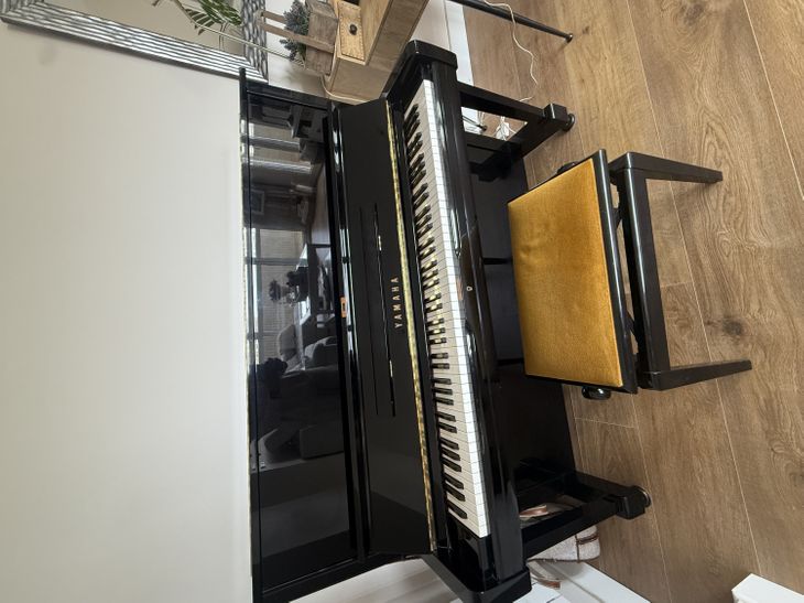 Piano vertical modelo U1A - Imagen por defecto