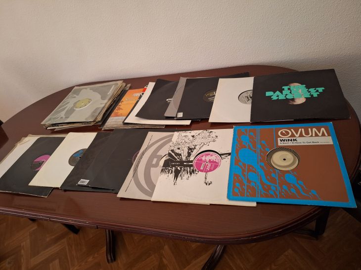 LOTE DE 34 VINILOS DE TECHNO - Imagen por defecto