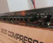 Compresseur Alesis 3630 avec boîte d'origine + alimentation + manuel
 - Image