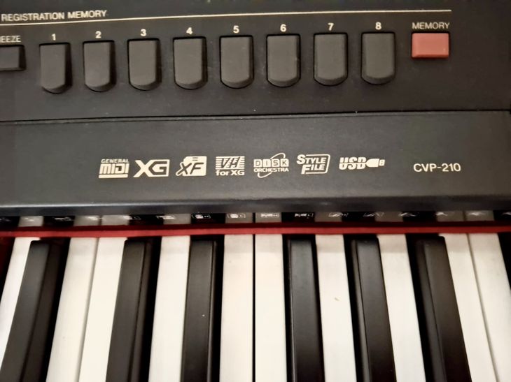 YAMAHA CLAVINOVA. CVP-210 - Imagen2