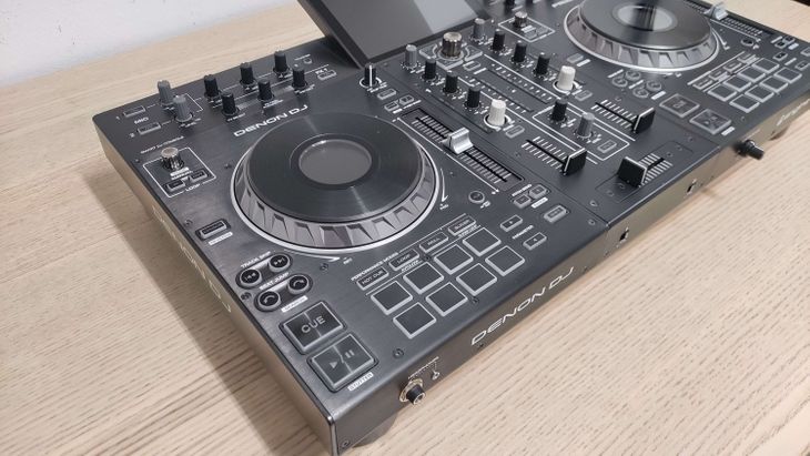 Denon DJ Prime 2 con flightcase y decksaver - Immagine2