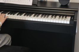 Yamaha YDP-145 B Arius E-Piano Schwarz Matt - Imagen