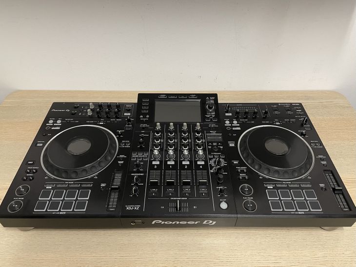 Pioneer DJ XDJ-XZ con decksaver y maleta - Imagen por defecto