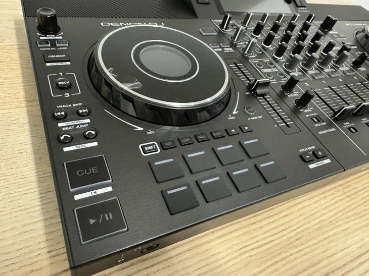 Denon DJ SC Live 4 con maleta de transporte - Imagen2