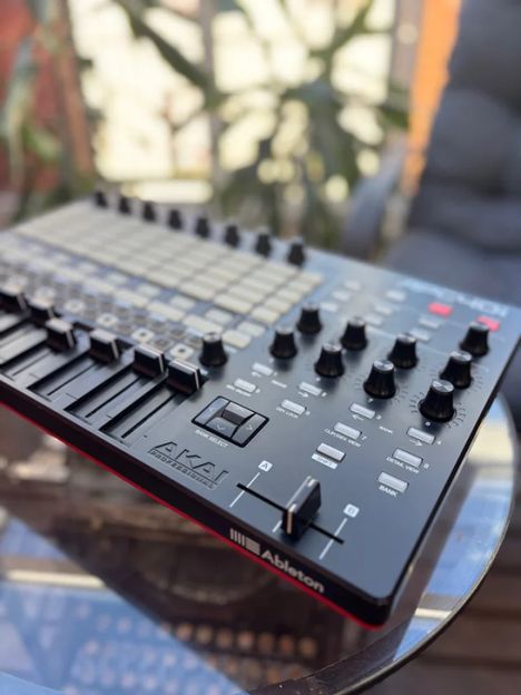 Controlador MIDI Akai APC40 mkII - Sounds Market