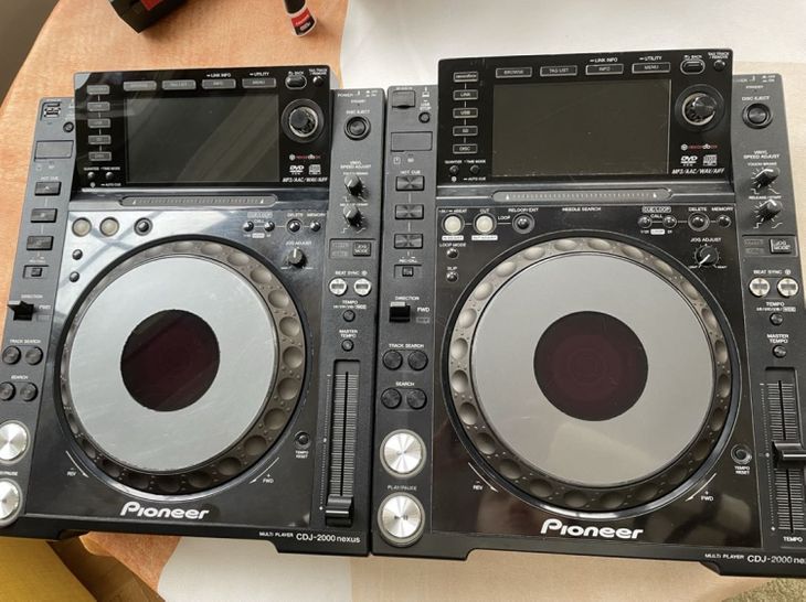 a pair of pioneer cdj 2000 nexus - Imagen por defecto